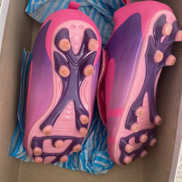 Carters toddler size 9 soccer cleats pink - Picture 3 of 4